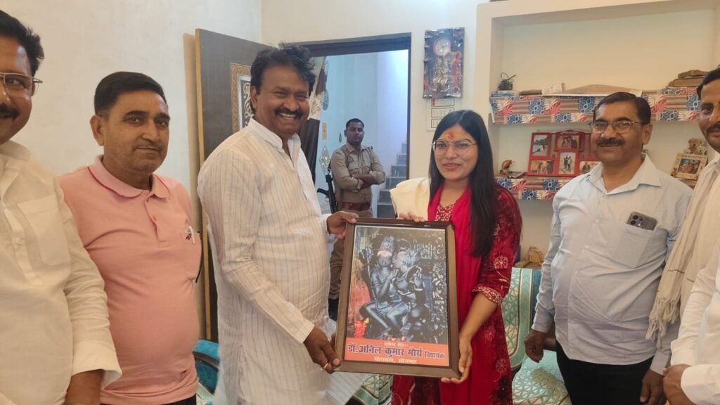 खुशबू रानी गुप्ता असिस्टेंट कमिश्नर वाणिज्य कर को घोरावल विधायक ने किया सम्मानित