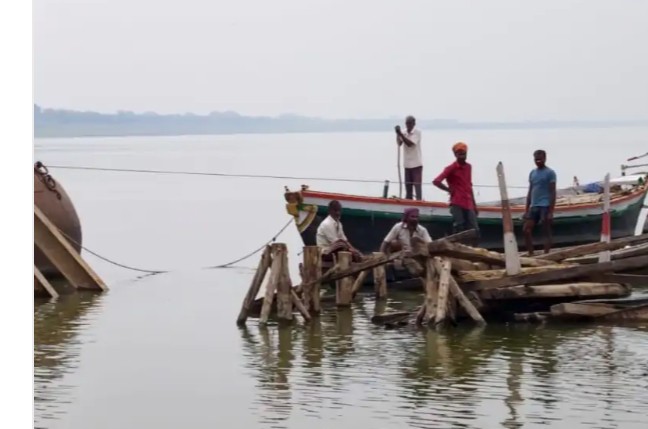 तेज आंधी-तूफान से जोपा-रामपुर पांटून पुल ध्वस्त, गंगा पार आवागमन ठप