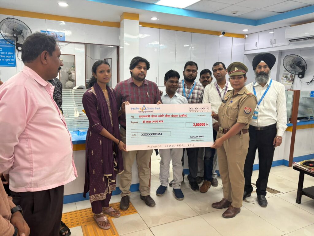 मृतक आश्रित ज्योति को दो लाख रुपये का मिला चेक