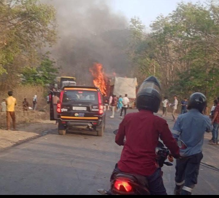 भीषण सड़क हादसा: आमने-सामने टकराए दो ट्रक, आग में जिंदा जले दोनों चालक 