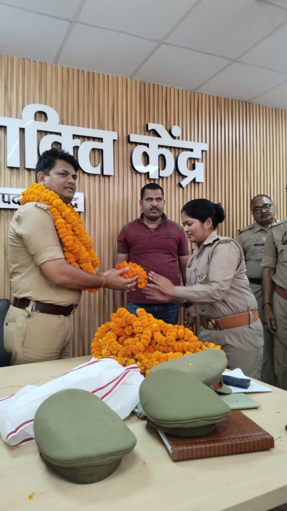 करमा थाना प्रभारी राजेश सिंह का भदोही तबादला, विदाई में उमड़ा जनसमर्थन