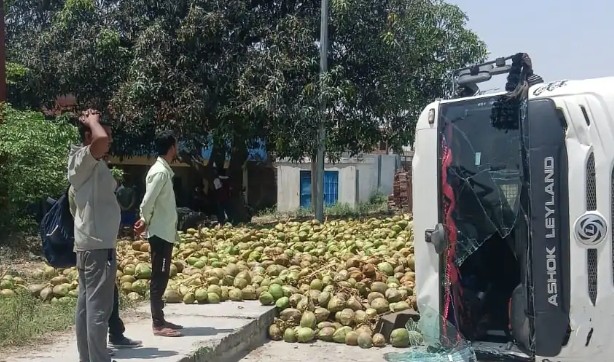 डगमगपुर स्टेशन के पास नारियल से लदा ट्रक पलटा, चालक को झपकी आने से हुआ हादसा