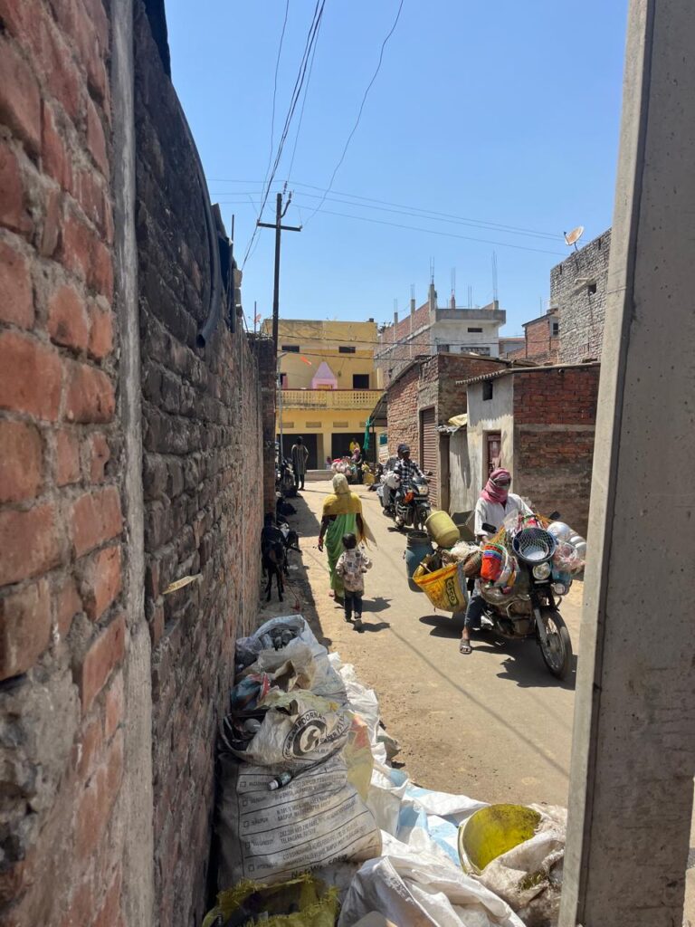 काली मंदिर रोड पर अवैध कब्जा: सड़क बनी संकरी, बकरियां बांधने से राहगीरों की मुसीबत बढ़ी