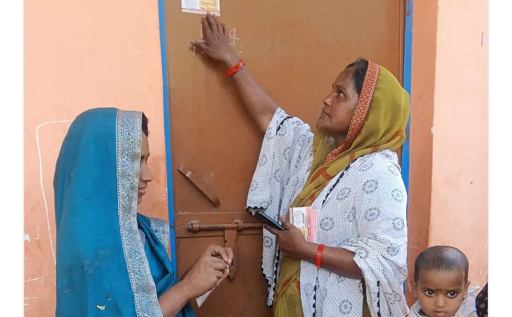 मिर्जापुर में आशा कार्यकर्ता का जागरूकता अभियान, घर-घर जाकर संचारी रोगों से बचाव की दी जानकारी