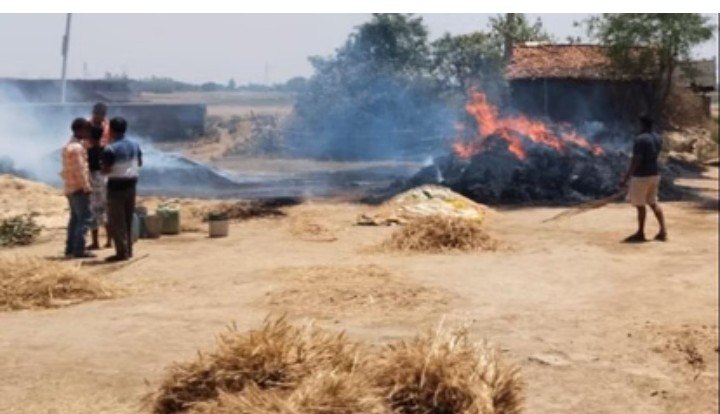 खलिहान में भीषण आग, सात बीघा गेहूं की फसल जलकर राख