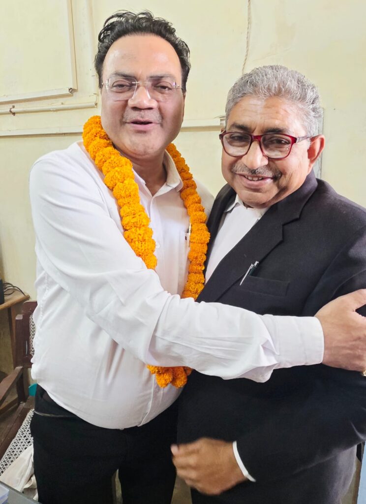 न्यायिक अधिकारियों का माल्यार्पण कर स्मृति चिन्ह, अंगवस्त्र देकर की गई भावभीनी विदाई