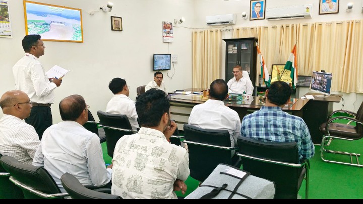 फसल बीमा पर डीएम सख्त: 10 दिन में मुआवजा दें, लंबित दावों पर जताई नाराजगी