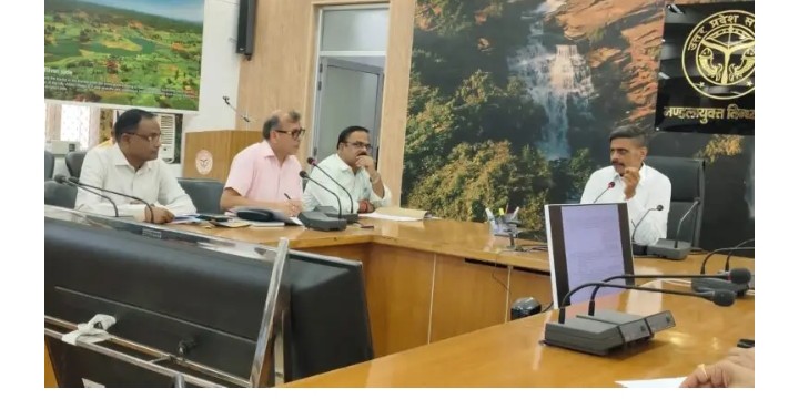 मिर्जापुर की खराब सड़कों पर उद्यमियों का फूटा गुस्सा