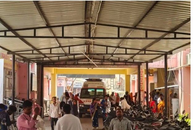 मड़िहान क्षेत्र के ग्राम रामपुर में ट्रक और बाइक सवार की टक्कर में तीन की मौत