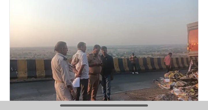 ड्रमंडगंज घाटी हादसे के 4 दिन बाद भी नहीं हटे क्षतिग्रस्त वाहन, हाईवे पर बना खतरा 