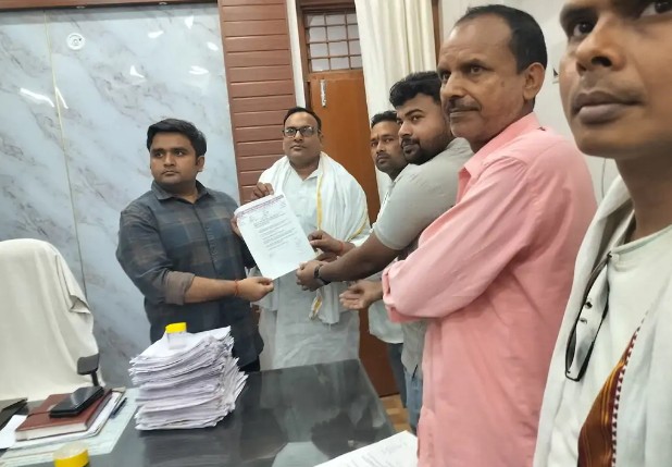 दुद्धी में खाद-बीज विक्रेताओं का जोरदार प्रदर्शन, लाइसेंस नियमों में बदलाव समेत कई मांगें उठाईं