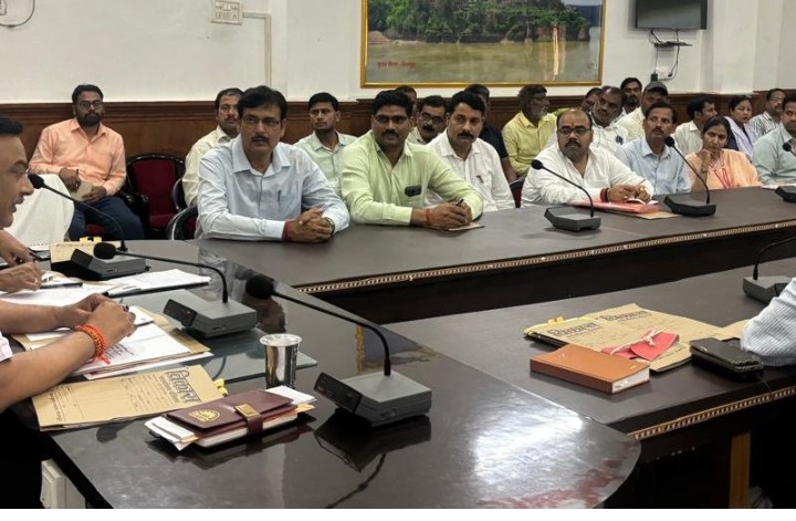 मिर्जापुर के स्कूलों के लिए डीएम का निर्देश पूरे सत्र की फीस एक साथ लेने पर रोक