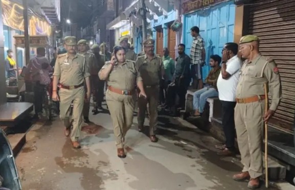 मिर्जापुर के संवेदनशील इलाकों में एसपी की पैदल गश्त