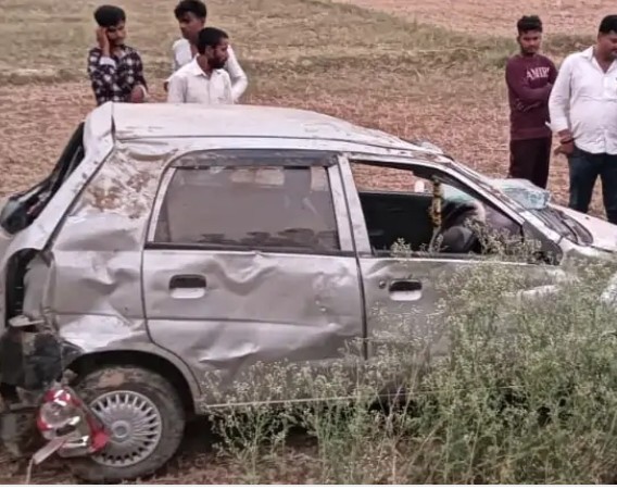 मिर्जापुर–प्रयागराज मार्ग पर भीषण टक्कर: ओवरटेक के दौरान दो कारें भिड़ीं, अल्टो सवार दो घायल