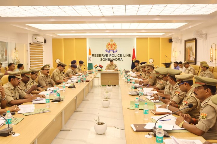अपराध नियंत्रण एवं कानून-व्यवस्था सुदृढ़ीकरण हेतु पुलिस अधीक्षक सोनभद्र द्वारा पुलिस लाइन चुर्क कॉन्फ्रेन्स हॉल में राजपत्रित अधिकारी व समस्त थाना प्रभारी/शाखा प्रभारी के साथ समीक्षा बैठक संपन्न