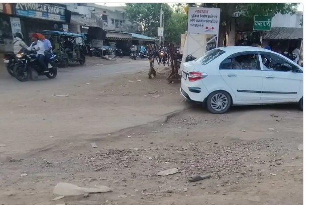 कलवारी चौराहे पर सड़क का गड्ढा बना हादसों का कारण, मरम्मत की उठी मांग