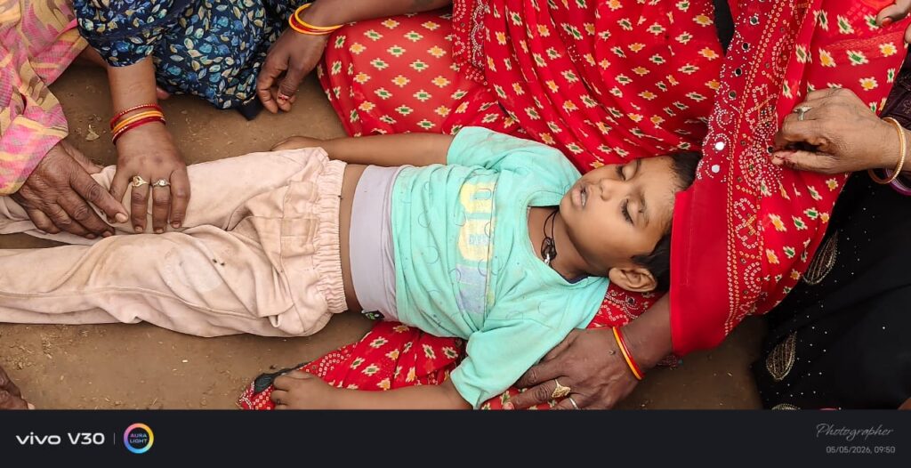 संदिग्ध परिस्थितियों में महिला ने अपने दो बच्चों सहित फांसी लगाकर दी जान। संदिग्ध परिस्थितियों में महिला ने अपने दो बच्चों सहित फांसी लगाकर दी जान।
