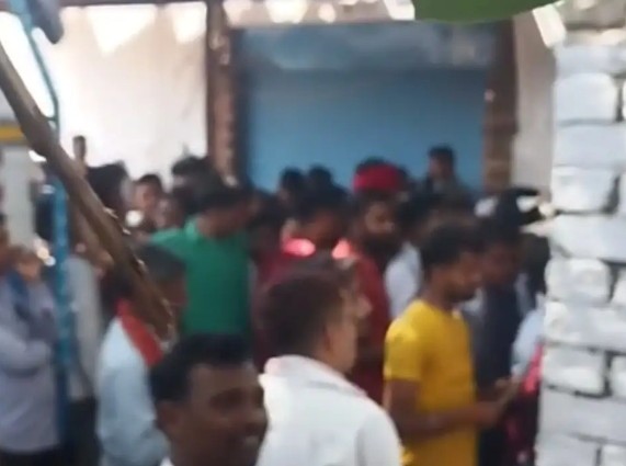 मिर्जापुर: पतार कला भारत गैस केंद्र पर सिलिंडर वितरण को लेकर हंगामा, पुलिस की मौजूदगी में बंटी गैस