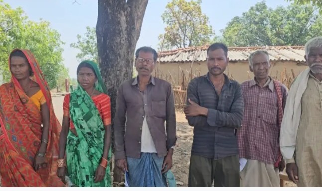 ऑफलाइन राशन दुकान बनी ग्रामीणों की परेशानी, कोटेदार पर मनमानी और कालाबाजारी के गंभीर आरोप ऑफलाइन राशन दुकान बनी ग्रामीणों की परेशानी, कोटेदार पर मनमानी और कालाबाजारी के गंभीर आरोप