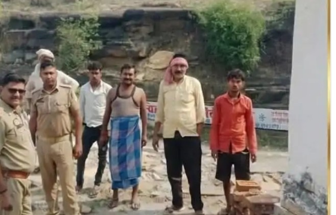 सक्तेशगढ़ में नवजात बच्ची का शव मिलने से सनसनी, मंदिर के पास पीले कपड़े में लिपटा मिला शव सक्तेशगढ़ में नवजात बच्ची का शव मिलने से सनसनी, मंदिर के पास पीले कपड़े में लिपटा मिला शव