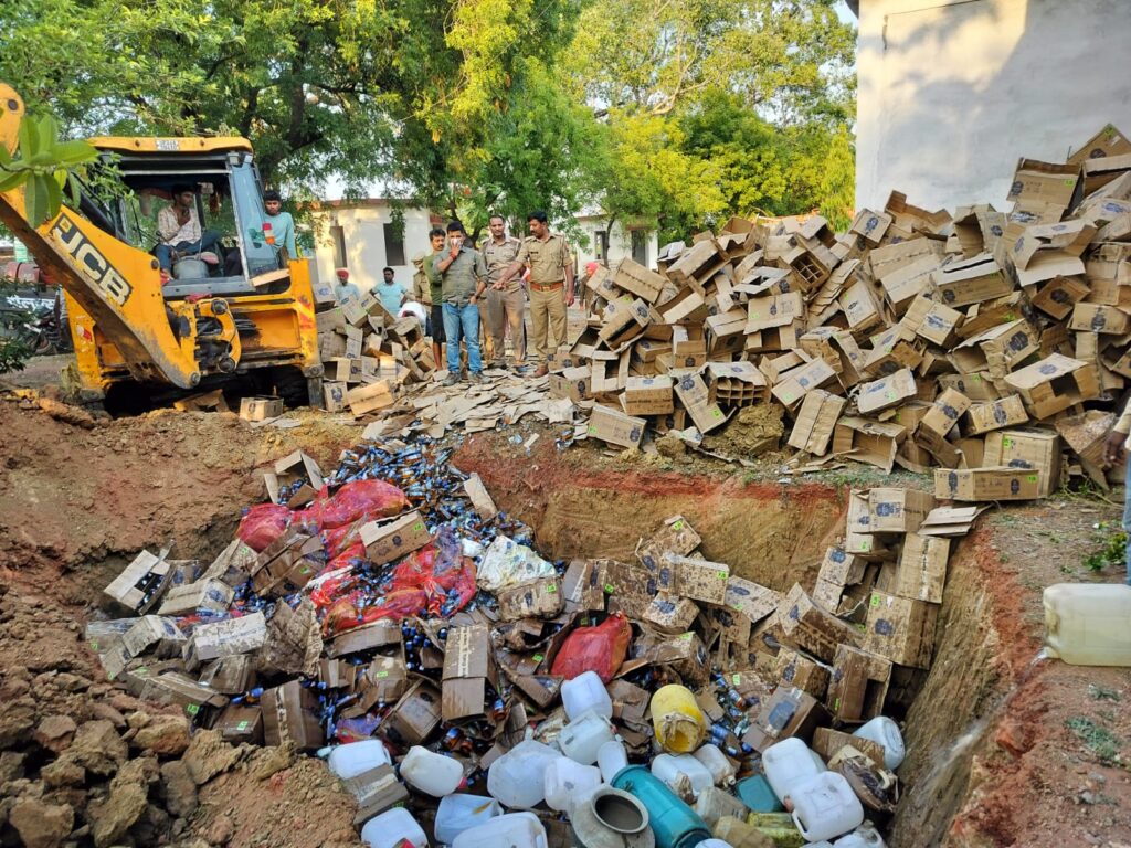 करमा पुलिस की बड़ी कार्रवाई: अवैध गांजा व कच्ची शराब के साथ तीन आरोपी गिरफ्तार करमा पुलिस की बड़ी कार्रवाई: अवैध गांजा व कच्ची शराब के साथ तीन आरोपी गिरफ्तार