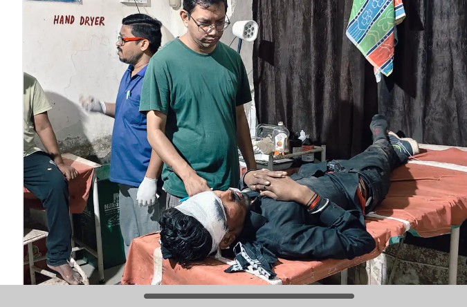 शादी की खुशियां मातम में बदलीं: कार्ड बांटने निकले दादा-पोते सड़क हादसे में गंभीर घायल शादी की खुशियां मातम में बदलीं: कार्ड बांटने निकले दादा-पोते सड़क हादसे में गंभीर घायल