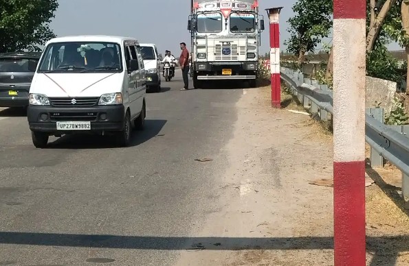 कोलाघाट पुल पर टूटा लोहे का एंगल, भारी वाहनों की आवाजाही शुरू होने से बढ़ा हादसे का खतरा कोलाघाट पुल पर टूटा लोहे का एंगल, भारी वाहनों की आवाजाही शुरू होने से बढ़ा हादसे का खतरा