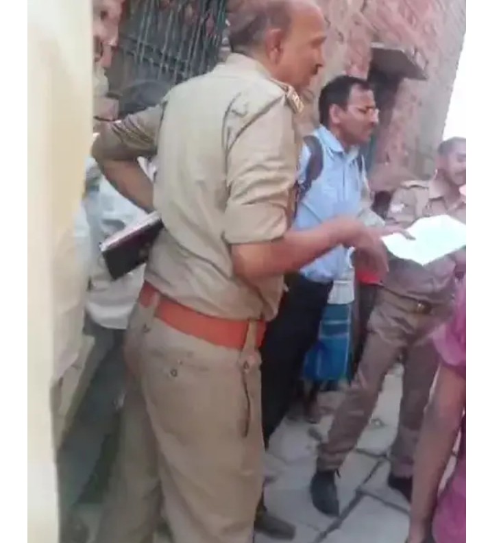 एसडीएम के आदेश के बावजूद सार्वजनिक रास्ते पर जारी अवैध निर्माण