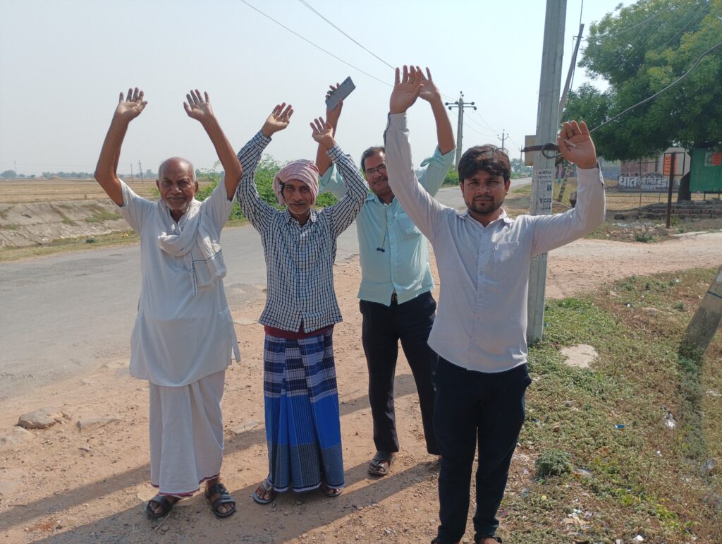 मिर्जापुर अदलहाट के पूरा दुर्वासा गांव में बदहाल सड़क और अधूरी नाली से ग्रामीण बेहाल, बरसात में घरों में घुस रहा पानी मिर्जापुर अदलहाट के पूरा दुर्वासा गांव में बदहाल सड़क और अधूरी नाली से ग्रामीण बेहाल, बरसात में घरों में घुस रहा पानी