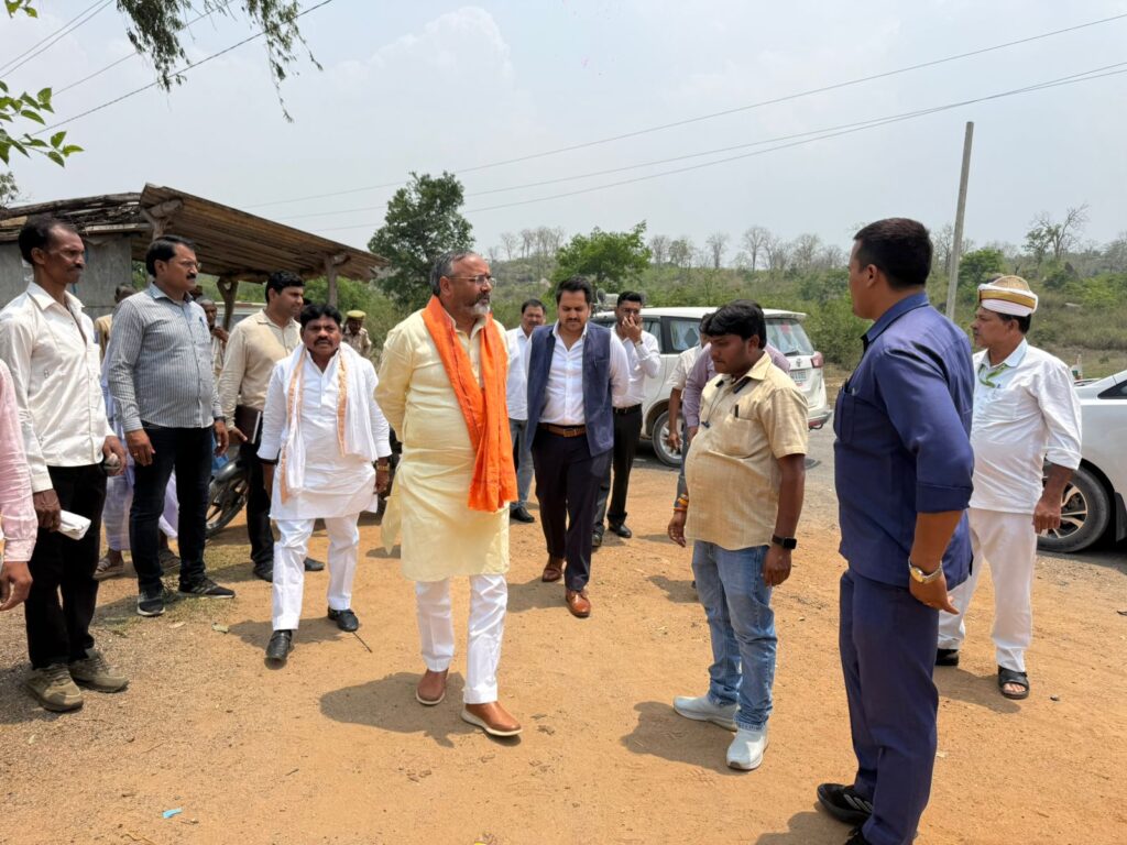 आंधी-तूफान पीड़ित परिवारों से मिले माननीय मंत्री माननीय विधायक सदर जिलाधिकारी, हर संभव सहायता का दिये भरोसा