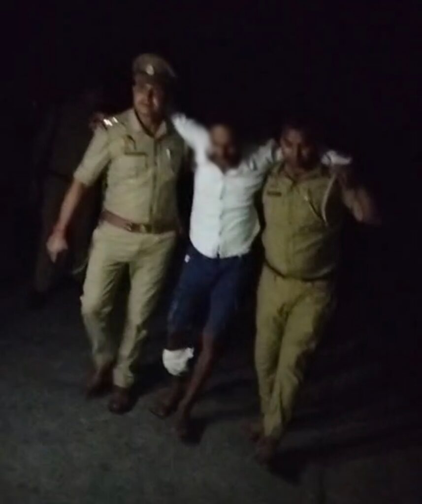 थाना कछवां पुलिस द्वारा ₹25 हजार का इनामिया एक अवैध असलहा तस्करी गैंग का सरगना पुलिस मुठभेड़ घायल/गिरफ्तार, कब्जे से 01 अदद पिस्टल.32 बोर, 02 अदद कट्टा (.315 बोर व .303 बोर) मय जिंदा व खोखा कारतूस बरामद थाना कछवां पुलिस द्वारा ₹25 हजार का इनामिया एक अवैध असलहा तस्करी गैंग का सरगना पुलिस मुठभेड़ घायल/गिरफ्तार, कब्जे से 01 अदद पिस्टल.32 बोर, 02 अदद कट्टा (.315 बोर व .303 बोर) मय जिंदा व खोखा कारतूस बरामद