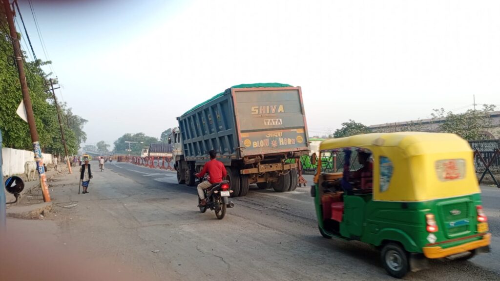 मिर्जापुर की सड़कों पर बेलगाम ओवरलोड वाहन, आखिर जिम्मेदार कौन मिर्जापुर की सड़कों पर बेलगाम ओवरलोड वाहन, आखिर जिम्मेदार कौन