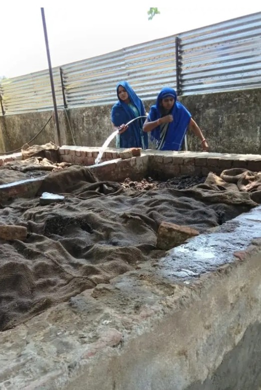 मिर्जापुर में गौशालाओं के गोबर से तैयार हो रही वर्मी कंपोस्ट महिलाओं को मिल रहा रोजगार