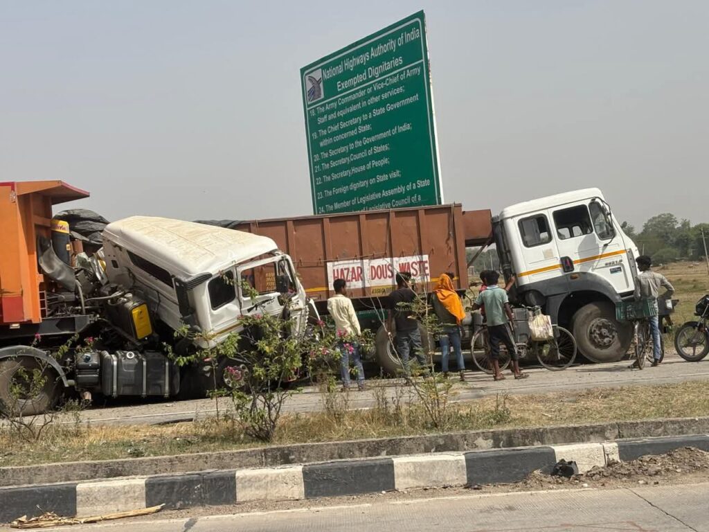 मिर्जापुर नेशनल हाईवे पर भीषण हादसा: टायर ब्लास्ट होते ही अनियंत्रित ट्रेलर खड़े वाहन से टकराया, चालक दल में मची अफरा-तफरी मिर्जापुर नेशनल हाईवे पर भीषण हादसा: टायर ब्लास्ट होते ही अनियंत्रित ट्रेलर खड़े वाहन से टकराया, चालक दल में मची अफरा-तफरी