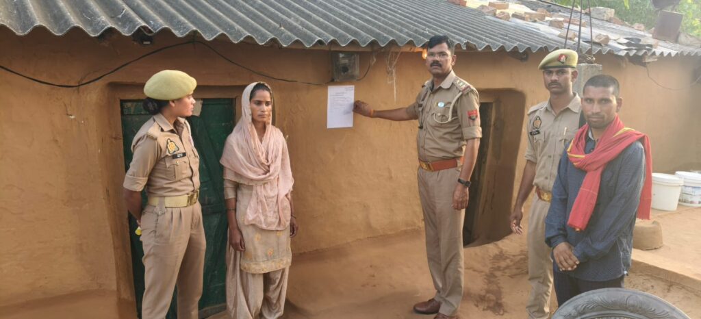 30 दिन में सरेंडर नहीं किया तो होगी संपत्ति कुर्क — गोकशी के वांछित आरोपी साहबे आलम के घर चस्पा हुई न्यायालय की उद्घोषणा 30 दिन में सरेंडर नहीं किया तो होगी संपत्ति कुर्क — गोकशी के वांछित आरोपी साहबे आलम के घर चस्पा हुई न्यायालय की उद्घोषणा
