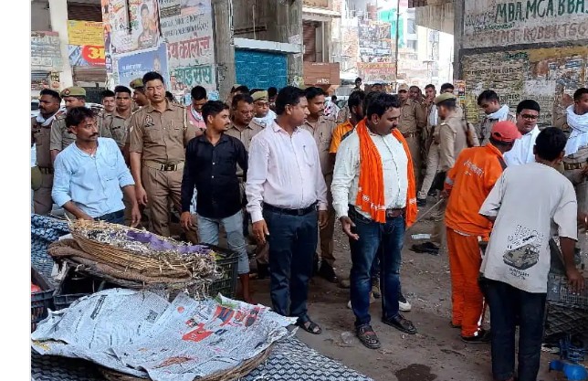 रॉबर्ट्सगंज में चला “बाबा का बुलडोजर”, फ्लाईओवर के नीचे हटे तीन दर्जन से अधिक अवैध कब्जे रॉबर्ट्सगंज में चला “बाबा का बुलडोजर”, फ्लाईओवर के नीचे हटे तीन दर्जन से अधिक अवैध कब्जे
