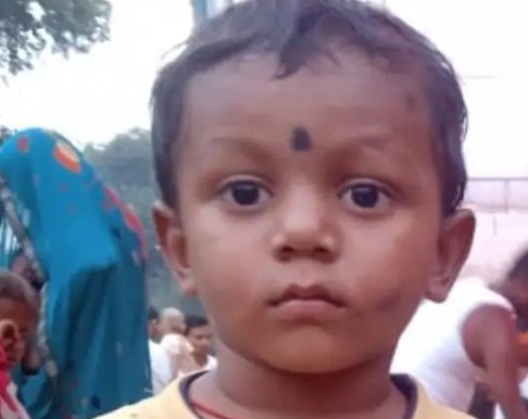 सोनभद्र में शादी समारोह के बीच दर्दनाक वारदात: मंडप से लापता 4 वर्षीय मासूम का शव कुएं में मिला, हत्या की आशंका से सनसनी सोनभद्र में शादी समारोह के बीच दर्दनाक वारदात: मंडप से लापता 4 वर्षीय मासूम का शव कुएं में मिला, हत्या की आशंका से सनसनी
