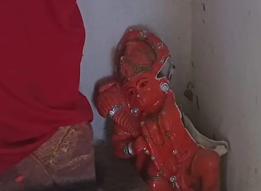 सोनभद्र में धार्मिक स्थल पर तोड़फोड़ से सनसनी, शीतला मंदिर में हनुमान जी की मूर्ति खंडित सोनभद्र में धार्मिक स्थल पर तोड़फोड़ से सनसनी, शीतला मंदिर में हनुमान जी की मूर्ति खंडित