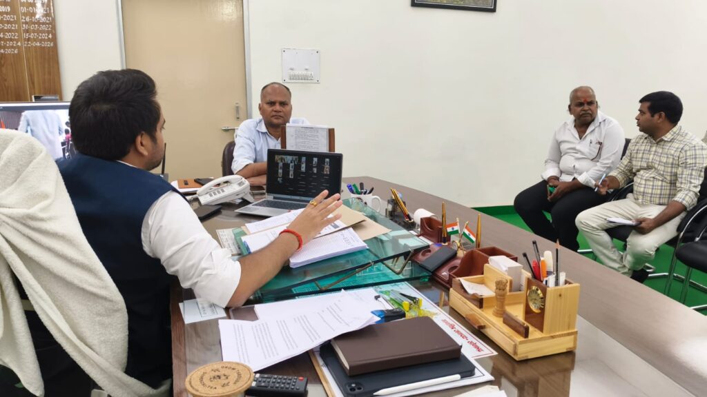 भूमि अभिलेखों के डिजिटलीकरण को लेकर जिलाधिकारी सख्त, पंचायत सहायकों से कराई जाएगी ऑनलाइन फीडिंग भूमि अभिलेखों के डिजिटलीकरण को लेकर जिलाधिकारी सख्त, पंचायत सहायकों से कराई जाएगी ऑनलाइन फीडिंग
