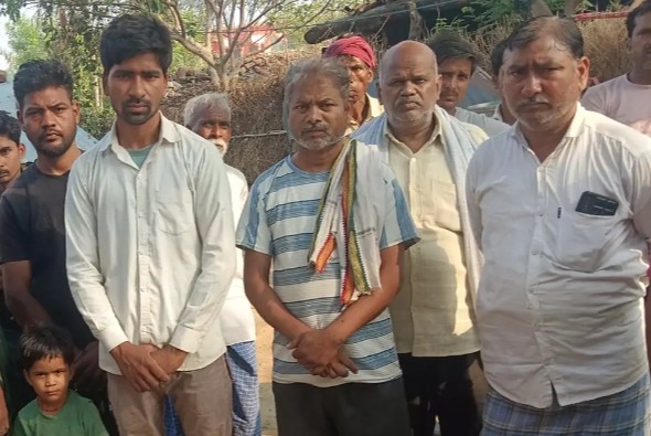 45 दिन बाद जंगल में पेड़ से लटका मिला बुजुर्ग का कंकाल, कागजी खामी से एक सप्ताह तक अटकी रही जांच 45 दिन बाद जंगल में पेड़ से लटका मिला बुजुर्ग का कंकाल, कागजी खामी से एक सप्ताह तक अटकी रही जांच