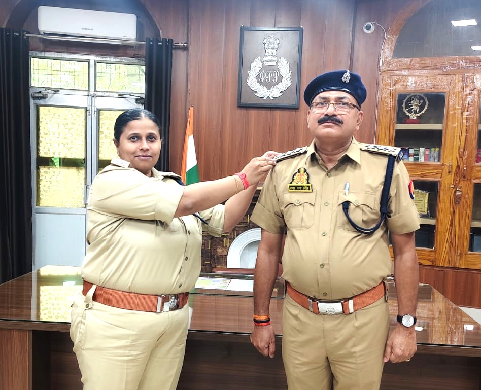 मीरजापुर। पुलिस अधीक्षक अपर्णा रजत कौशिक ने निरीक्षक से पुलिस उपाधीक्षक पद पर पदोन्नति प्राप्त करने वाले सदानन्द सिंह (नागरिक पुलिस) को पद प्रतीक (स्टार) *लगाकर सम्मानित किया तथा उनके उज्ज्वल भविष्य के लिए हार्दिक बधाई एवं शुभकामनाएं दीं मीरजापुर। पुलिस अधीक्षक अपर्णा रजत कौशिक ने निरीक्षक से पुलिस उपाधीक्षक पद पर पदोन्नति प्राप्त करने वाले सदानन्द सिंह (नागरिक पुलिस) को पद प्रतीक (स्टार) *लगाकर सम्मानित किया तथा उनके उज्ज्वल भविष्य के लिए हार्दिक बधाई एवं शुभकामनाएं दीं