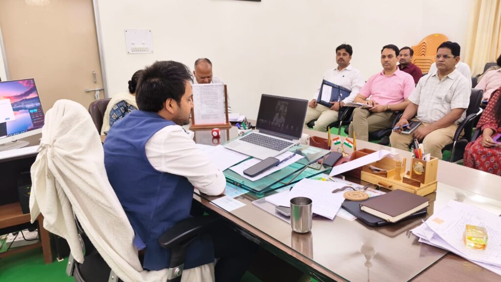 आईजीआरएस शिकायतों के गुणवत्तापूर्ण एवं समयबद्ध निस्तारण पर जिलाधिकारी ने की समीक्षा