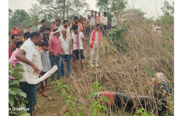 सड़क किनारे झाड़ियों में मिला युवक का शव, सिर पर चोट के निशान से हत्या की आशंका