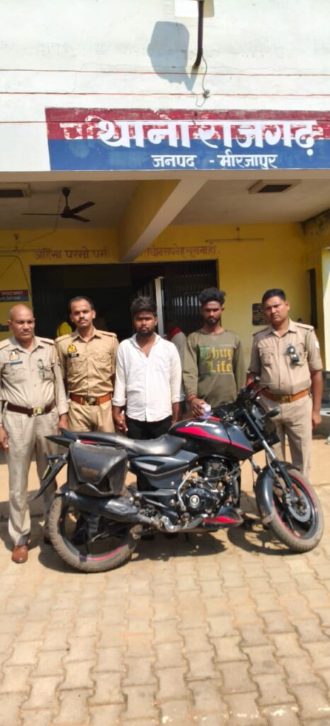 थाना राजगढ़ पुलिस द्वारा स्नैचिंग के अभियोग से सम्बन्धित 02 शातिर अभियुक्त गिरफ्तार, घटना में प्रयुक्त पल्सर मोटरसाइकिल तथा महिला की लॉकेट बरामद —