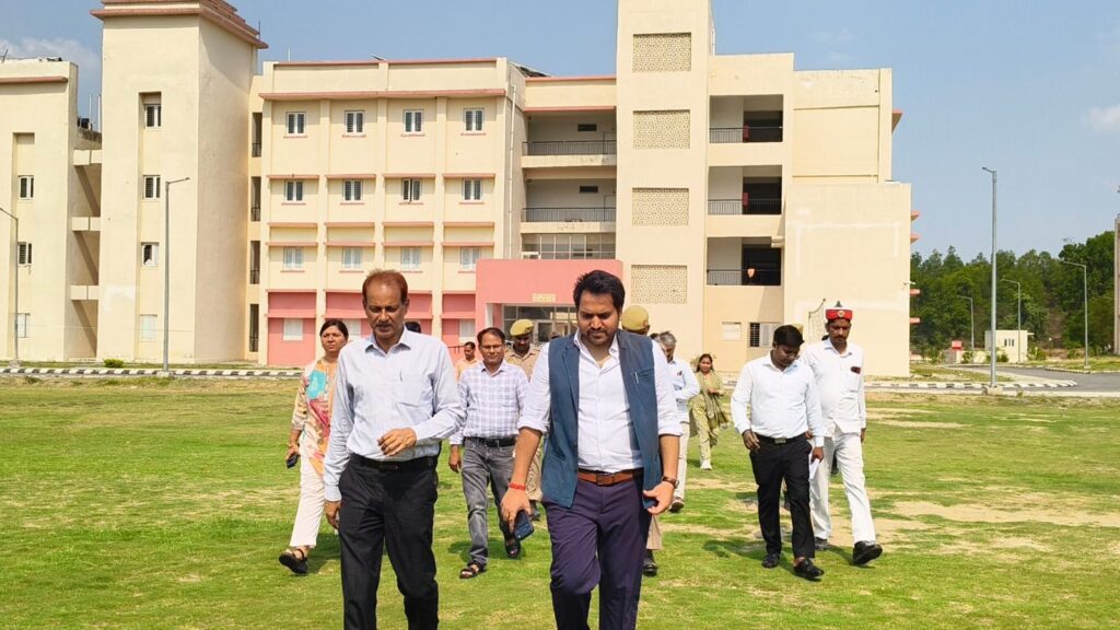 जिलाधिकारी ने अटल आवासीय विद्यालय गुरमुरा का किया औचक निरीक्षण जिलाधिकारी ने अटल आवासीय विद्यालय गुरमुरा का किया औचक निरीक्षण