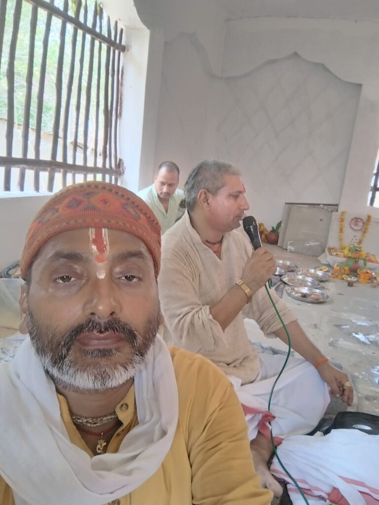 अग्निमंथन से निकली ज्वाला,हवन कुंड में 251 जड़ी बूटियों से निर्मित हवन सामग्री से दी गई आहुति अग्निमंथन से निकली ज्वाला,हवन कुंड में 251 जड़ी बूटियों से निर्मित हवन सामग्री से दी गई आहुति