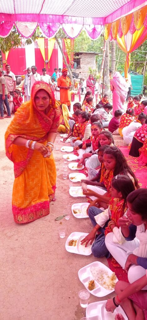 वृंदावन से आए कलाकारों की रासलीला का श्रद्धालुओं ने लिया आनंद वृंदावन से आए कलाकारों की रासलीला का श्रद्धालुओं ने लिया आनंद