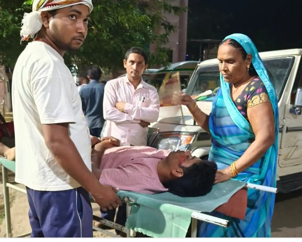 यूरिया की बोरियों से लदी बाइक हुई अनियंत्रित, युवक गंभीर घायल