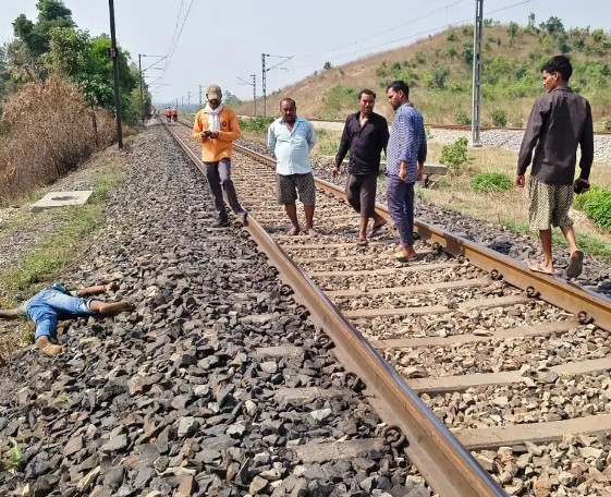 रेलवे पटरी पर मिले वीरेंद्र उरांव के शव मामले का खुलासा, दो आरोपी गिरफ्तार रेलवे पटरी पर मिले वीरेंद्र उरांव के शव मामले का खुलासा, दो आरोपी गिरफ्तार
