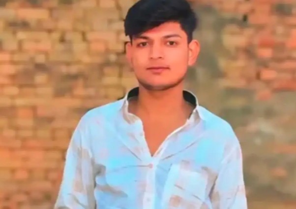 मिर्जापुर में भीषण सड़क हादसा: बाइक और डीसीएम की टक्कर में दो युवकों की दर्दनाक मौत, एक गंभीर मिर्जापुर में भीषण सड़क हादसा: बाइक और डीसीएम की टक्कर में दो युवकों की दर्दनाक मौत, एक गंभीर